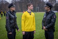 Notruf Hafenkante – Melanie (Sanna Englund, l.) und Mattes (Matthias Schloo, r.) statten Yanik Jungbluth (Aaron Koszuta, M.) erneut einen Besuch ab. Doch der Fußballspieler will sich immer noch nicht an die vergangene Nacht erinnern können.