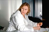 Jackpot – Im Gegensatz zu ihrem Mann weiß Maren (Rosalie Thomass), dass es keinen einfachen Weg aus ihrer Situation geben wird.