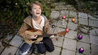 Rhabarber Rhabarber – Siem (Thor Braun) singt für Winnie (Nina Wyss).