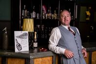 Father Brown – Maurice Cranage (William Travis) leitet den Burlesque-Club. Er legt viel Wert auf Diskretion - angeblich zum Schutz seiner Kundschaft. Oder möchte er nur nicht, dass seine Geheimnisse ans Licht kommen?