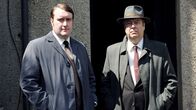Der junge Inspektor Morse – DS Jim Strange (Sean Rigby, l.) und DCI Fred Thursday (Roger Allam, r.) ermitteln in einem Kino, in dem kürzlich ein Mord geschah.