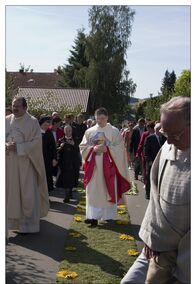 Stationen – Thomas Gleissner ist ein frisch geweihter Priester. Die erste Messe, die ein frisch geweihter Priester hält, findet in der Regel in der Heimatgemeinde statt. In den bayerischen Dörfern ist das ein Großereignis.