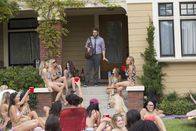 Bad Neighbors 2 – Mac (Seth Rogen) ist von der zugezogenen Schwesternschaft in seinem Nachbarhaus sichtlich überfordert ...