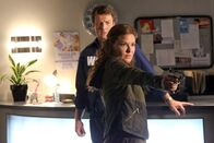 Castle – Was hat Emma Briggs (Alicia Lagano, r.) vor? Ehe sich Castle (Nathan Fillion, l.) versieht, zückt sie eine Waffe und droht auch, diese einzusetzen ...; Was hat Emma Briggs (Alicia Lagano, r.) vor? Ehe sich Castle (Nathan Fillion, l.) versieht, zückt sie eine Waffe und droht auch, diese einzusetzen ...