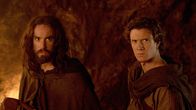 Arthur & Merlin – Der bösartige Druide Aberthol hat es sich zum Ziel gesetzt, die Kelten zu zerschlagen. Der verbannte Krieger Arthur (Kirk Barker,r.) und Merlin (Stefan Butler), ein magisch begabter Eremit, tun sich zusammen, um ihn zu stoppen.