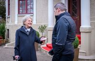 Sturm der Liebe – ARD Uhr im ERSTEN. Christoph (Dieter Bach r.) horcht auf, als Hildegard (Antje Hagen l.) ihm eine Lösung für sein Kilian-Problem aufzeigt.