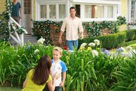 Desperate Housewives – Da Maynard (Mason Vale Cotton, 2.v.r.) schon zum zweiten Mal innerhalb einer Woche mit Blessuren vom Spielplatz nach Hause gekommen ist, möchte Susan (Teri Hatcher, 2.v.l.) in Erfahrung bringen, wer ihren Sohn ständig schikaniert. Maynard will sich jedoch nur seinem Vater Mike (James Denton, r.) anvertrauen ...
