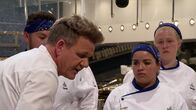 Hell's Kitchen mit Gordon Ramsay – L-R: Kevin Argueta, Gordon Ramsay, Victoria Sonora, Megan Gill