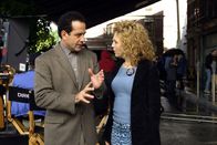Monk – Die Exfrau von Brad Terry, einem berühmten Fernsehdetektiv, wird ermordet, während sich der Star gerade vor ihrem Haus mit Paparazzi herumschlägt. Monk (Tony Shalhoub, l.) und Sharona (Bitty Schram, r.) ermitteln am Filmset des Serienstars.