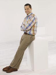 Two and a Half Men – (6. Staffel) - Tollpatschig, schüchtern, hat gerne alles unter Kontrolle, und sein Erfolg bei Frauen lässt auch sehr zu wünschen übrig: Alan Harper (Jon Cryer) ...