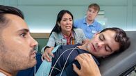 In aller Freundschaft – Die Sachsenklinik muss wegen einer Cyberattacke sämtliche Patienten in andere Kliniken verlegen. Auf dem Weg zum RTW kollabiert Mike Wiesinger (Anton Andreew, re.). Seine Schwester Anna (Meryl Marty, mi.) ist vor Sorge in regelrechter Panik. Ein Pfleger (Komparse, hi.) muss regelrecht wegziehen, damit Dr. Ilay Demir (Tan Caglar, li.) sich um Mike kümmern kann.