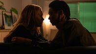 Tokyo Vice – Samantha (Rachel Keller) erzählt ihrem Geliebten Sato (Shô Kasamatsu) von ihrem Erpresser.