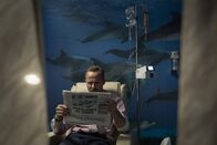 Hindafing – Im Krankenhaus liest Alfons Zischl (Maximilian Brückner) von dem Skandal in der Waffenfirma.