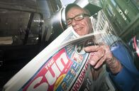 Wer ist ...? – Rupert Murdoch mit seinem Boulevardblatt "The Sun" im Jahr 2012.