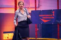 Ruby – Kreisvorsteherin Angelika Vollmer (Kerstin Thielemann) ist entsetzt über Rubys peinlichen Ausrutscher in der Trampolinhalle.