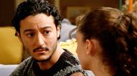 Rote Rosen – Elyas (Mehmet Daloğlu) möchte, dass Leyla (Alinda Yamaci) die Trennung ihrer Eltern akzeptiert.