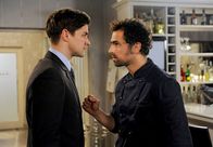 Rote Rosen – ARD ROTE ROSEN FOLGE 829 Uhr im ERSTEN. Nils (Gabriel Merz, r.) zwingt Krone jr. (Martin Becker, l.), Felix in Ruhe zu lassen.