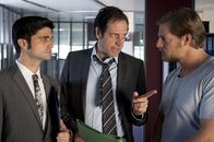 Der letzte Bulle – Martin Ferchert (Helmfried v. Lüttichau) und Mick Brisgau (Henning Baum) über das Mordmotiv nach. Mick hat da so ein Gefühl. Andreas Kringge (Max Grill) ist auf Fercherts Seite.