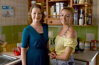 Mum – Maureen (Marlene Sidaway, li.) und Kelly (Lisa McGrillis, re.) verstehen sich sehr gut.