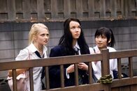 Der Fluch - The Grudge II – Das Schulmädchen Allison (Arielle Kebbel, l.) wird von ihren Klassenkameradinnen Miyuki (Misako Uno, r.) und Vanessa (Teresa Palmer, M.) überredet, das verfluchte Haus zu betreten. Wird der Fluch nun auch Allison ergreifen?