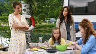 Frühling – Familie in der Armutsfalle findet Zuflucht auf dem Zeltplatz: (v.li.) Dagny Dewath als Frau Zerbe, Lilli Schweiger als Charlotte, Simone Thomalla als Katja Baumann, Theresia Vajkoczy als Greta