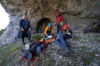 Die Bergretter – Zusammen mit Kommissarin Jessika (Maxi Warwel, l.) haben die Bergretter Markus (Sebastian Ströbel, 2.v.l.), Simon (Ferdinand Seebacher, 2.v.r.) und Katharina (Luise Bähr, r.) den vermissten Robert Winter (Kai Albrecht, M.) gefunden. Doch wo ist seine Frau Nora?