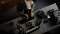 Hightech-Gangster – Ein junger Hacker wurde vom FBI gefasst und erhielt das Angebot, seine Fähigkeiten in den Dienst der Behörden zu stellen. Doch er entschied sich für ein Doppelspiel und setzte seine alten, illegalen Tätigkeiten fort. (Szene nachgestellt)