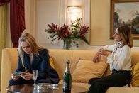 Killing Eve – Villanelle (Jodie Comer, l.) bekommt das, was sie wollte. Sie wird zum Wächter befördert. Als Hélène (Camille Cottin, r.) ihr erzählt, was ihre neuen Aufgaben sind, erwartet Villanelle jedoch eine herbe Enttäuschung.