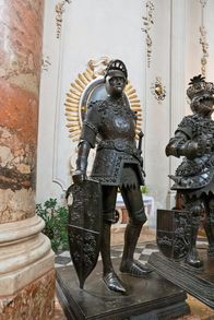 Große Mythen aufgedeckt – Kaiser Maximilian I. ließ sich für sein Grabdenkmal in der Hofkirche zu Innsbruck als Ritter Artus porträtieren.