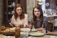 Young Sheldon – Mary Cooper (Zoe Perry, l.); Missy Cooper (Reagan Revord, r.)