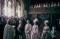 Barry Lyndon – Der bürgerliche Ire Redmond Barry (Ryan O'Neal, 3.v.l.) hat viele Gesichter. Er heiratet Lady Lyndon (Marisa Berenson, 3.v.r.), nennt sich von nun an Barry Lyndon und versucht, sich einen Adelstitel zu erkaufen.
