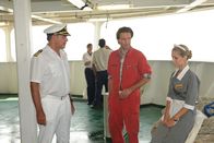 Das Traumschiff – Lena (Vivien Wulf, r.) ist verunsichert, ob sie ihren leiblichen Vater in Kanada wirklich aufsuchen soll. Kapitän Burger (Sascha Hehn, l.) und Daniel (Hubertus Grimm, m.) versuchen, ihr zu helfen.