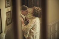 Zeugin der Anklage – Leonard Vole (Billy Howle) mit Emily French (Kim Cattrall)