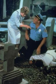 Mord ist ihr Hobby – Jessica Fletcher (Angela Lansbury, l.) erklärt Allan Gebhart (James MacArthur, M.) ihre Theorie zum Tathergang.