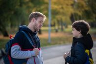 Schloss Einstein – Anton (Lasse Timmel, re.) versucht etwas Wichtiges mit Herrn Hauser (Frederic Heidorn, li.) zu klären.