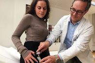 Puls – Puls Arthrose: Was tun gegen den Knorpelabbau in Knie und Hüfte? Beim Arzt Copyright: SRF