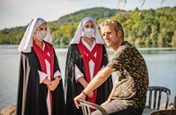 Tralala – Seb (Bertrand Belin, re.) ist misstrauisch: Ob der Fremde wirklich sein Bruder ist?