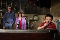 The Middle – So spielt man eigentlich nicht Billard: Brick (Atticus Shaffer, r.), der von seinen Eltern Mike (Neil Flynn, l.) und Frankie (Patricia Heaton, M.) misstrauisch beäugt wird ...