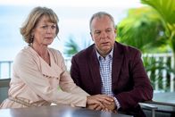 Death in Paradise – Joanna (Samantha Bond) und Neil (Steve Pemberton) trauern um ihre ermordete Tochter Tamsin.