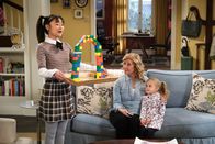 Last Man Standing – v.l.n.r.) Jen (Krista Marie Yu); Vanessa Baxter (Nancy Travis); Sarah (Sophia Paras McKinlay)