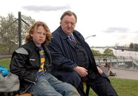 Der Dicke – Gregor Ehrenberg (Dieter Pfaff, r.) muß Bodo Merker (Fabian Meier, l.), dem 11-jährigen Neffen seines Nachbarn Norbert, helfen.