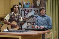 The Big Bang Theory – Hier spielt die Musik: Zur Unterstützung der YouTube-Serie "Fun with Flags" legen sich Raj (Kunal Nayyar, l.) und Howard (Simon Helberg, r.) musikalisch mächtig ins Zeug ...