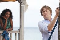 Death in Paradise – Camille (Sara Martins) und Humphrey (Kris Marshall) ermitteln an einem Filmset. Das Double der Hauptdarstellerin wurde durch vergiftete Pralinen ermordet, die eigentlich für die Hauptdarstellerin selbst bestimmt waren.