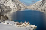 Erlebnis Erde: Natur am Königssee – Eingebettet in eine blauweiße Bilderbuchlandschaft: der Königssee im Winter