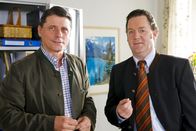 Die Rosenheim-Cops – Alpenvereinschef Sauter (Christian Spatzek, l.) und Bürgermeister Schretzmayer (Jürgen Tonkel, r.) waren gegen den Erlebnispark, den das Opfer in den Bergen errichten wollte. Ging der Streit tödlich aus? Honorarfrei - nur für diese Sendung bei Nennung ZDF und Christian A. Rieger