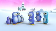 Wissper – Wissper - Der perfekte Pinguin-Stein - Ein Hilferuf führt Wissper und Peggy in die Eiswelt. Pinguin Pablo hat sich am Flügel verletzt. Dabei müsste er doch dringend einen Stein für seine Freundin Paula suchen. Die anderen Pinguine und Walross Wilma helfen Peggy und Wissper bei der Suche nach einem Stein. Doch der richtige ist nicht dabei. Pablo möchte selbst nach dem perfekten Pinguin-Stein suchen, aber vorher muss sich jemand um seinen verletzten Flügel kümmern. Foto: ORF/STUDIO 100 MEDIA. Veröffentlichung honorarfrei nur für redaktionelle Berichterstattung in Sendungszusammenhang und mit Copyrightangabe. Kontakt: foto@orf.at