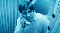 Code 7500 – Über Funk ins Cockpit versucht Vedat (Omid Memar) die Forderungen der Entführer durchzusetzen.