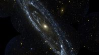 Spacetime – Dieses Bild stammt vom NASA Galaxy Evolution Explorer und ist eine Beobachtung der großen Andromeda-Galaxie, Messier 31. Die Andromeda-Galaxie ist die massereichste in der lokalen Gruppe von Galaxien, zu der auch unsere Milchstraße gehört.