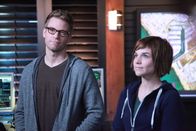 Navy CIS: L.A. – Bei den Ermittlungen: Eric (Barrett Foa, l.) und Nell (Renée Felice Smith, r.) ...