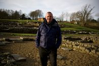 Schätze des Römischen Reichs – Andrew Birley posiert für ein Porträt in Vindolanda, UK. (Windfall Films/Bianca Zamfira)